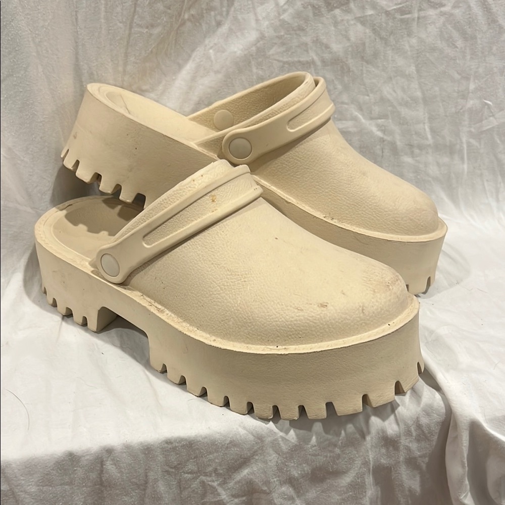 Fake Jeffrey Campbell Women's Cream Platform Clogs